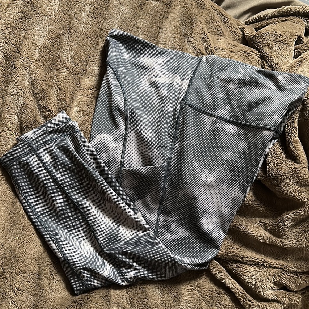 ATHLETA Ultimate Stash Pocket Printed Capri Sz Large